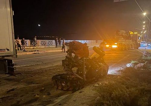 Çanakkale’de Tır ile Traktör Çarpıştı: Aynı Aileden İki Kişi Hayatını Kaybetti