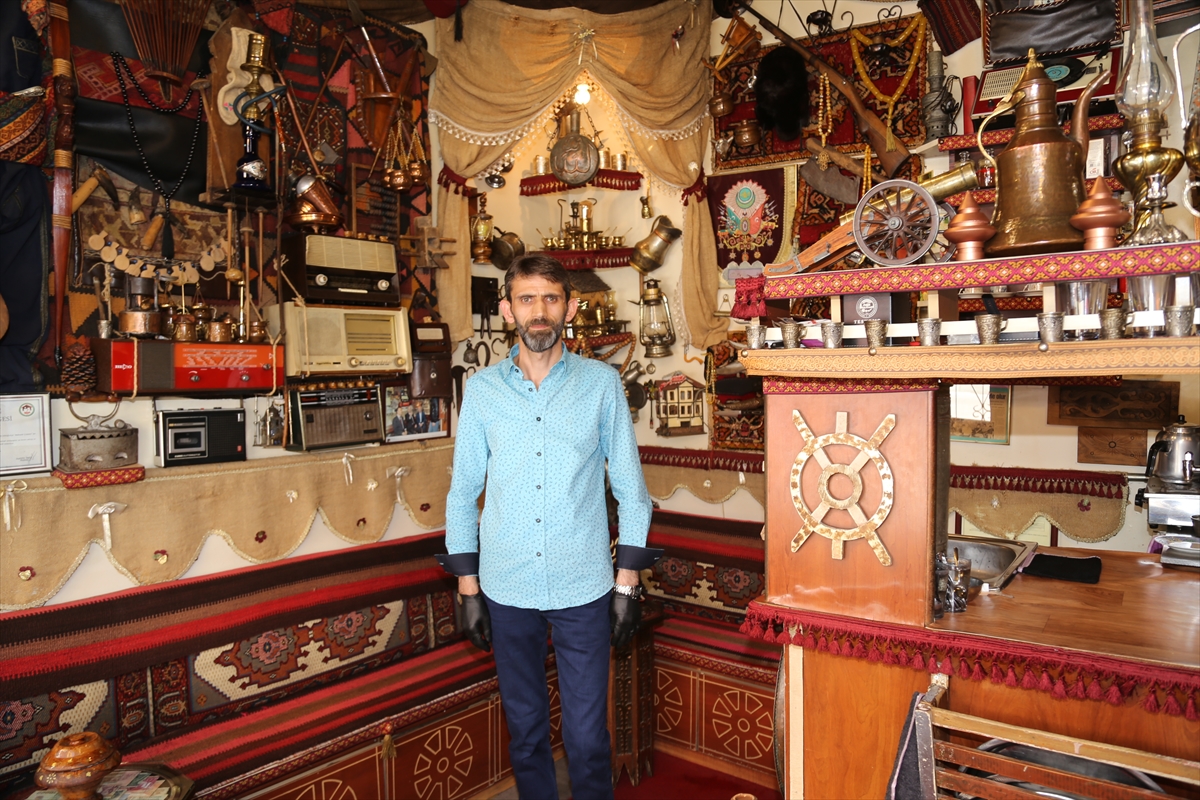 Çay ocağının müdavimleri, isimleri yazan kendilerine özel bardaklarla çay içiyor