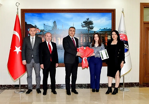 Çevre, Şehircilik ve İklim Değişikliği Müdürü Kıvanç Oktay ve kurum personeli Vali Çiçek’i ziyarette bulundu