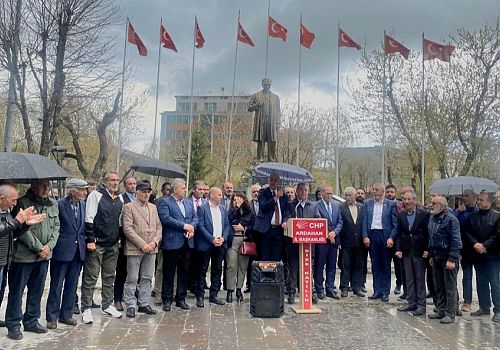 CHP Ardahan İl Başkanlığı Milli Egemenlik Parkı’nda basın açıklaması yaparak Özgür Özele saldırıyı kınadı.