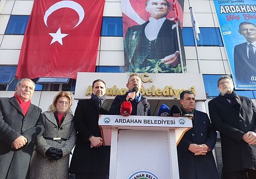 CHP Genel Başkanı Özgür Özel, Ardahan’da belediye başkanlığın ziyaret etti ve esnaf ziyaretinde bulundu