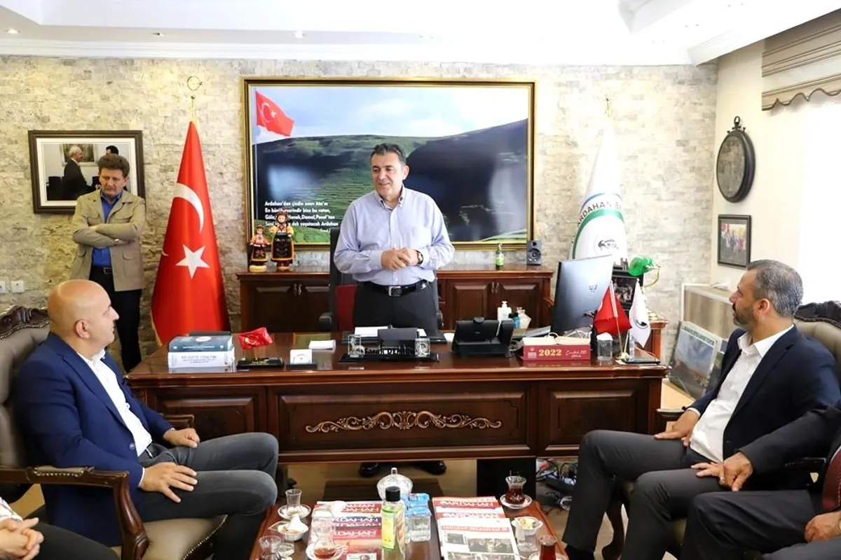 CHP li Vekiller Belediye Başkanı Faruk Demir'i makamında ziyaret etti
