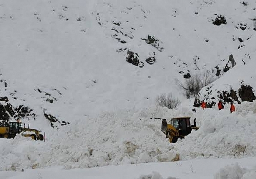 Çığda kaybolan kişiyi aramaya giderken yolda hayat kurtardılar