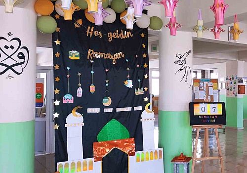 Çıldır AİHL Öğrencileri ve Öğretmenleri Ramazan ruhunu yaşatmak adına okulda çeşitli süslemeler yaptılar