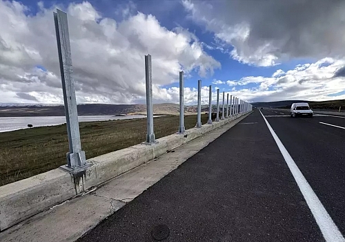 Çıldır-Aktaş Gümrük Kapısı arasındaki yolun 2 bin 600 metrelik bölümüne ses bariyerleri inşa ediliyor 