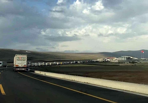 Çıldır Aktaş Kapısında Tir kuyruğu 7 kilometreye ulaştı