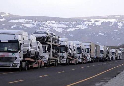 Çıldır Aktaş Sınır Kapısında Tır Yoğunluğu Yaşanıyor