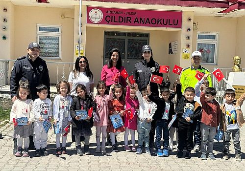 Çıldır Anaokulunda Trafik ve İlk Yardım Haftası kapsamında okul bahçesinde trafik eğitimi