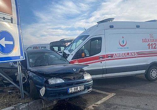 Çıldır-Aşık Şenlik kara yolu Aşık Şenlik Tüneli yolunda, iki araç çarpıştı dört kişi yaralandı.
