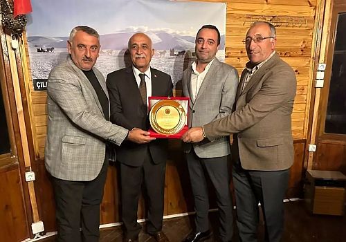 Çıldır Belediye Başkanı Azizoğlu, Hatay'a atanan Aktaş GTİ Müdürü Özgür Karaaslan için bir veda yemeği düzenledi