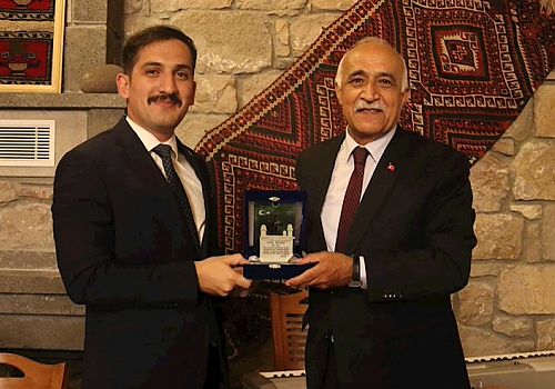 Çıldır Belediye Başkanı K. Yakup Azizoğlu tayini çıkan Kaymakam M. Enes İpek için veda yemeği verdi.
