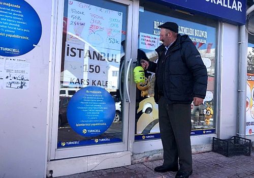 Çıldır Belediyesi Covid-19 virüsüne karşılık önlemler çerçevesinde ev ve işlerinde ilaçlama yaptı.