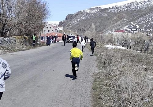 Çıldır’da 23 Nisan Coşkusu Turnuvalarla Başladı: Gençler Hem Zekâ Hem Fiziksel Güçlerini Sergiledi