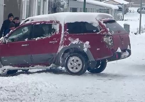 Çıldır’da Buzlanma Hayatı Olumsuz Etkiledi: Araçlar Yolda Kaldı