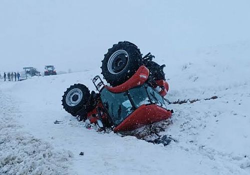 Çıldır da  buzlu ve karlı yolda traktörün devrilmesi sonucu 2 kişi yaralandı