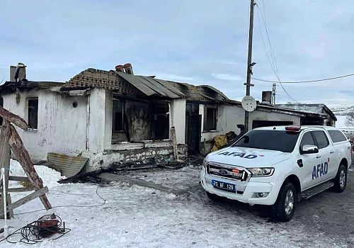 Çıldır da  çıkan yangın bir evi kül etti.