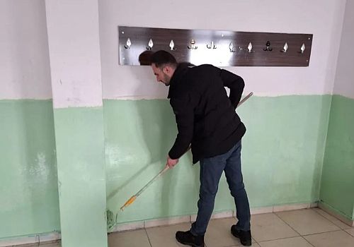 Çıldır da  idareci ve öğretmenler, okullarının eksik tadilatı için kolları sıvayarak ara tatilde de çalıştı
