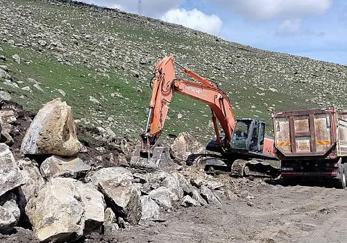 Çıldır’da Kaçak Kazı İhbarı: Yol Yapımı Bahanesiyle Lahit mi Arandı?