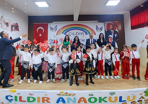 Çıldır’da Minik Yıldızlar Geçidi: Anaokulu Öğrencilerinden Unutulmaz Yıl Sonu Gösterisi