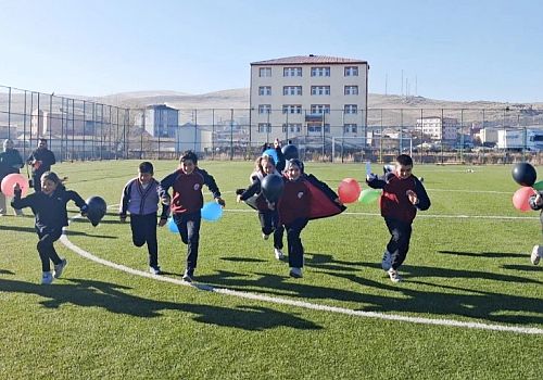 Çıldır’da Öğrencilerden Filistin ve Doğu Türkistan’a Barış Mesajı: Balonlar Gökyüzüne Uçtu