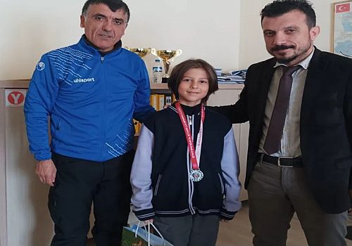 Çıldır da Satranç Turnuvası’na katılım sağlayan öğrencilere ödülleri verildi 