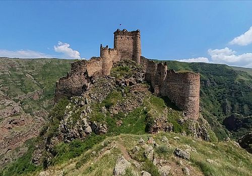 Çıldır daki Şeytan Kalesi ve çevresi, son yağışlarla yeşile büründü.