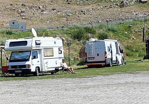 Çıldır Gölü artan ziyaretçi sayısıyla birlikte karavan turizminin de yeni merkezi haline geldi