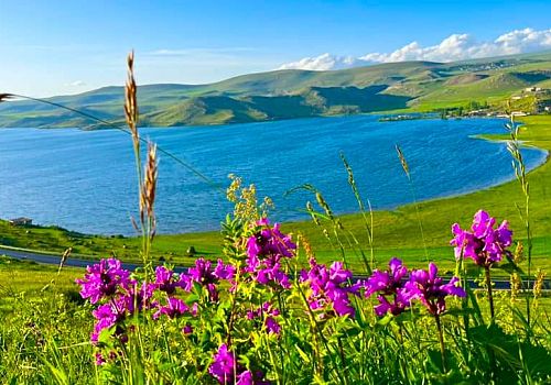 Çıldır Gölü, her mevsimde doğal güzelliği ve balık çeşitleriyle ziyaretçilerini büyülüyor