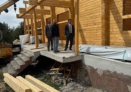 Çıldır Gölü Kıyısında Kütük Ev Çalışmaları Sürüyor
