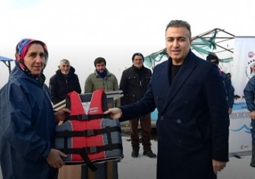 Çıldır Gölü nde balıkçılar için ekipman dağıtım töreni gerçekleştirildi.