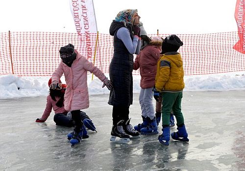 Çıldır Gölü'nde buluşan çocuklar buz pateni yapmanın keyfini yaşadılar
