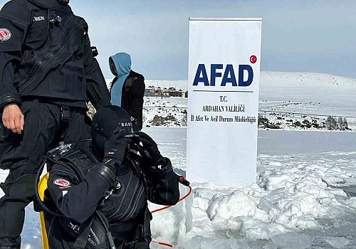Çıldır Gölü’nde buz altı dalışı: Depremde hayatını kaybedenler anıldı