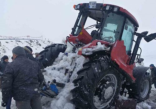 Çıldır Gölü’nde buz kırıldı: Sulara gömülen traktör ekiplerce çıkarıldı