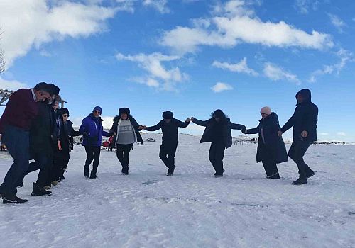 Çıldır Gölü’nde buz üstünde renkli kış manzaraları