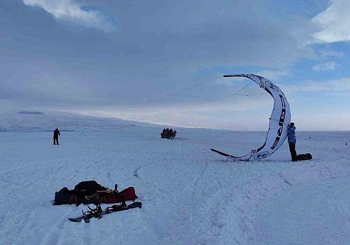 Çıldır Gölü’nde Buz Üzerinde Paraşüt Keyfi: Nefes Kesen Anlar