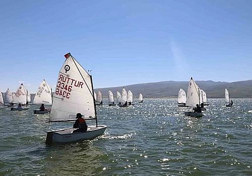 Çıldır Gölü'nde düzenlenen Anadolu Yelken Ligi 1. Ayak Optimist Yarışı sona erdi