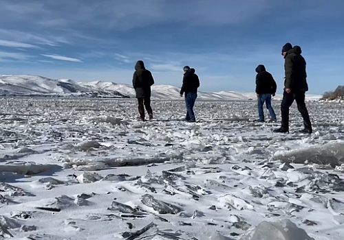 Çıldır Gölü'nde, etkili olan fırtına nedeniyle oluşan dalgalar, buzları parçaladı