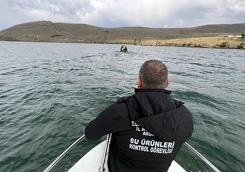 Çıldır Gölü'nde kaçak avcılığının önlenmesi amacıyla balıkçı teknelerine yönelik denetim yapıldı