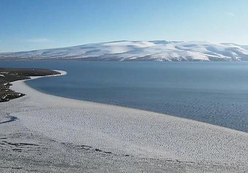 Çıldır Gölü’nde Mavi ve Beyazın Dansı: Buz Örtüsü Lodosa Teslim Oldu