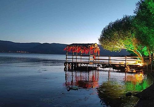 Çıldır Gölü nde ortaya çıkan görsel şölen herkesi büyülemeye devam ediyor.