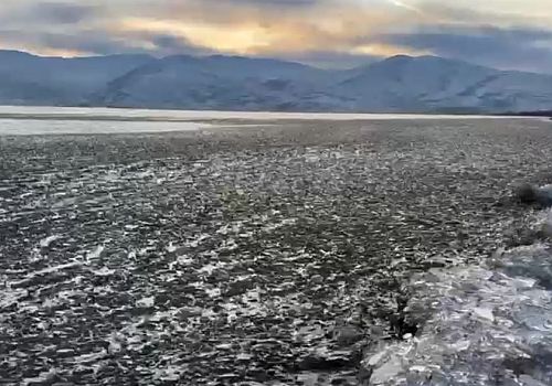 Çıldır Gölü’nde Rüzgârın Çözülttüğü Buzlar Görsel Şölen Sundu