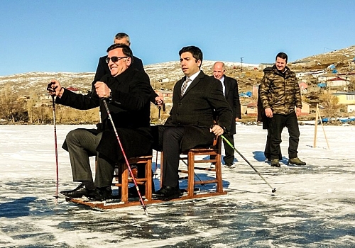 Çıldır Gölü'nde sandalyeli buz kızağı ve kar bisikleti keyfi