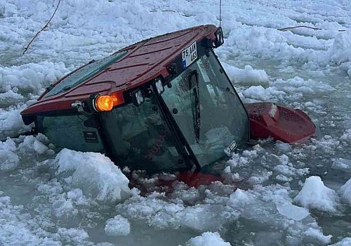 Çıldır Gölü’nde traktör buzun kırılmasıyla göle gömüldü