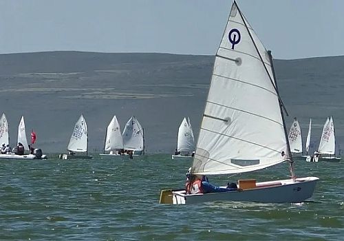 Çıldır Gölü'nde yelken yarışları renkli görüntülere sahne oldu