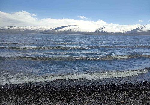 Çıldır Gölü’ndeki buz tabakası, havaların ısınmasıyla tamamen çözüldü.