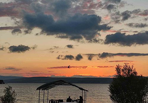 Çıldır Gölü’ndeki manzara görenleri hayran bırakıyor