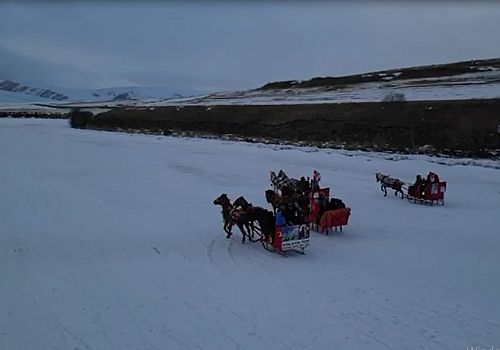 Çıldır Gölü’ne gelen turistler atlı kızakla geziyor.