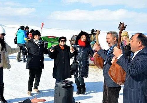 Çıldır Gölü'ne gelen turistleri halk ozanları sazlı sözlü türkülerle karşıladı
