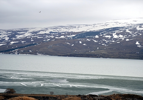 Çıldır Gölü'nü kaplayan buz, bahar mevsimiyle erimeye başladı