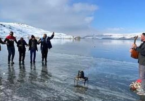 Çıldır Gölü'nün yüzeyi buz tuttu Bölge halkına neşe kaynağı oldu 